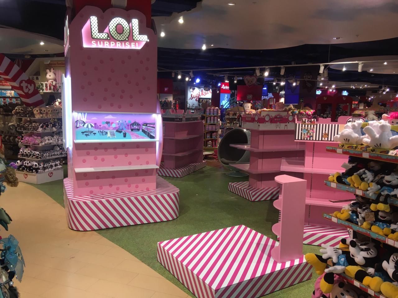 Бренд зона LOL  Мир Hamleys в ЦДМ