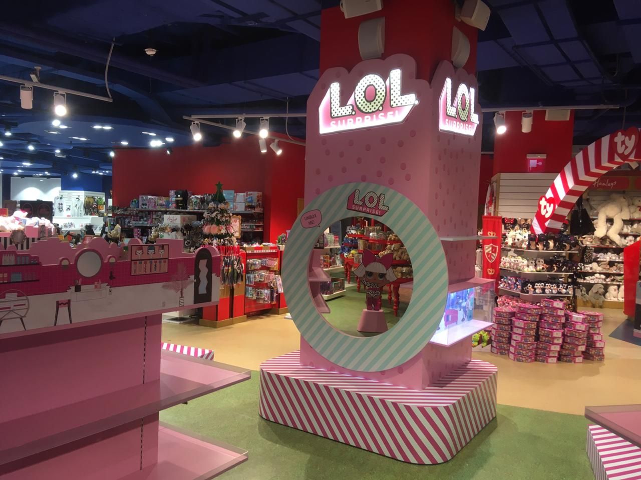 Бренд зона LOL  Мир Hamleys в ЦДМ